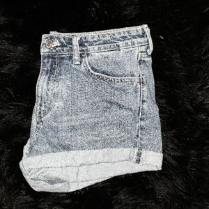 H&M mid-rise jean short